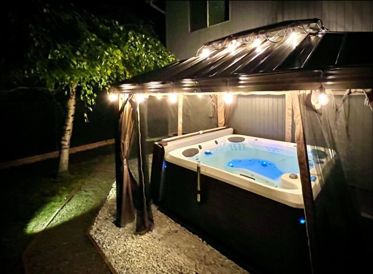 Private Level Of The House With Spa Gresham Exterior photo
